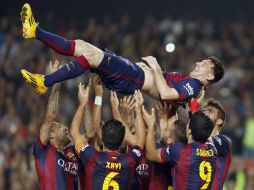 Compañeros del Barcelona celebran con Messi su nuevo récord en la liga española. EFE / A. Dalmau