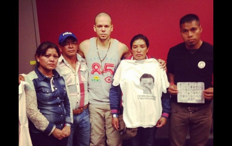 ''Esta noche van a hablar'' dijo el cantante sobre la presencia de los padres de Ayotzinapa. INSTAGRAM / residentecalle13