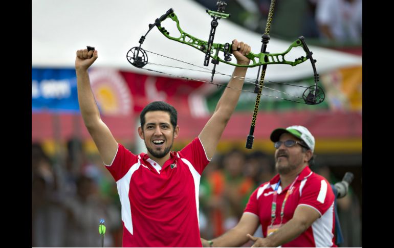 Julio Fierro vence a sus oponentes tanto de manera individual como en equipo. MEXSPORT / J. Ramírez