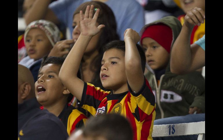 Al término del partido, los que apoyaban a Leones Negros aplaudieron y los que apoyaban a Cruz Azul abuchearon. EL INFORMADOR / J. A. Mendoza