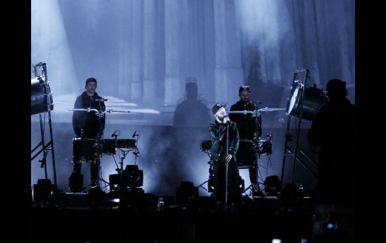 Los temas de Woodkid fueron acompañados por proyecciones de video y luces robóticas. EL INFORMADOR / E. Flores