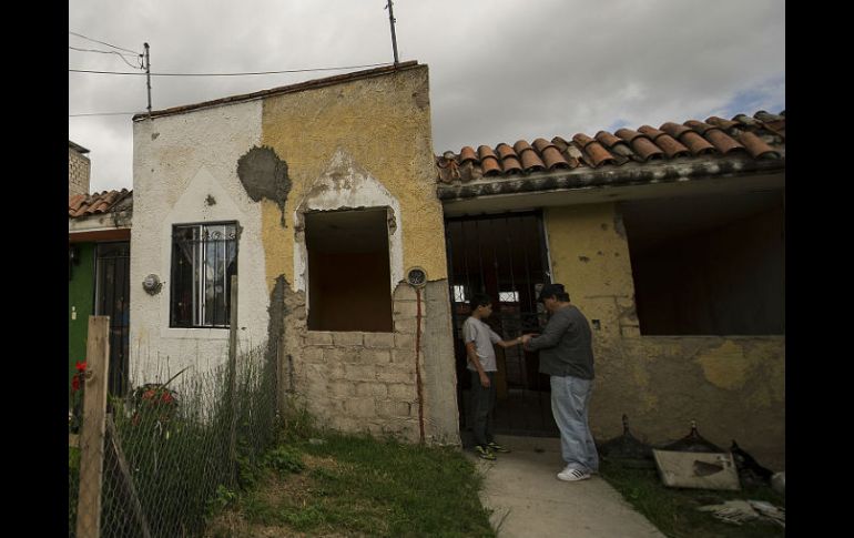 Antonio, quien aparece en la imagen junto a su hijo, acaba de recuperar por segunda ocasión su vivienda, saqueada por los 'vándalos'. EL INFORMADOR / J. Mendoza