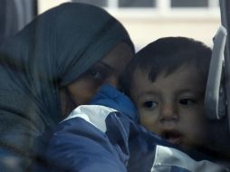 Muchas mujeres y niños llegan a la República Turca de Chipre del Norte en un pequeño barco de pesca. AFP / Y. Kourtoglou