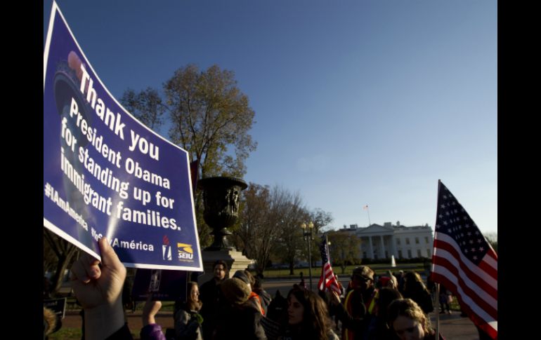 'Gracias, presidente Obama por apoyar a las familias de inmigrantes', dice esta pancarta en apoyo a la propuesta. AP / J. Magana