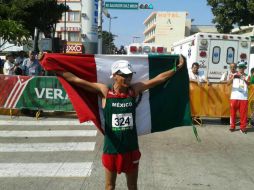 El atleta mexicano, Horacio Nava se hace de la medalla de oro al detener el cronómetro en 1:25.05 horas. TWITTER / @CONADE