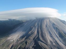 Protección Civil realizó sobrevuelos del volcán. Fumarolas impidieron visualizar con detalle el cráter. ESPECIAL / UEPCBJ