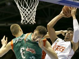 El mexicano (d) jugó 21 minutos en el último partido de la liga Endesa. EFE / J. Muñoz