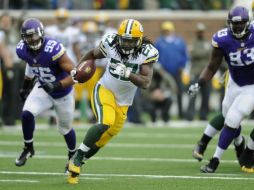 Eddie Lacy obtiene sus cifras más altas de la campaña, corre 125 yardas en 25 acarreos y anota dos veces. AFP / H. Folsien