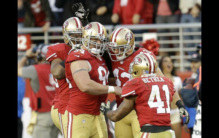 Los 49ers siguen luchando por un boleto a los playoffs. AP / B. Margot