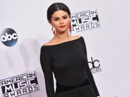 Selena Gómez impactó a los presentes con un vestido muy pegado al cuerpo de color negro. AP / J. Shearer