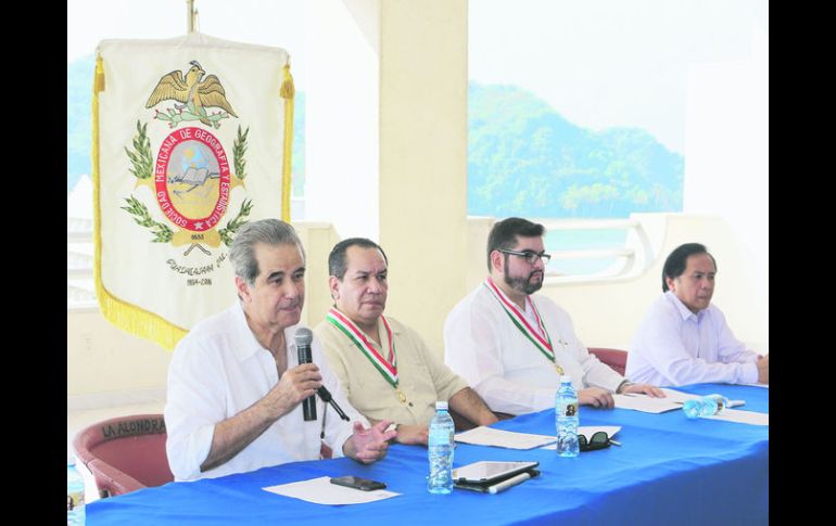 Playa. El secretario de Turismo, Enrique Ramos, explica los proyectos para el destino turístico. ESPECIAL /