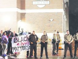 Tensión. Policías resguardan el edificio de la corporación en Ferguson donde delibera el Gran Jurado. EFE / ARCHIVO