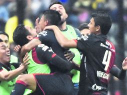 Juan Carlos Medina festeja con el resto del equipo el gol de la victoria ante el América en el Estadio Azteca. AFP / Y. CORTEZ