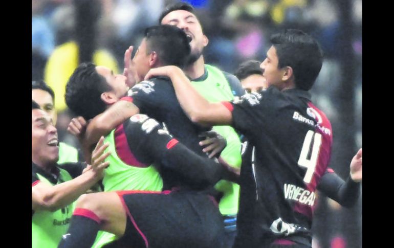 Juan Carlos Medina festeja con el resto del equipo el gol de la victoria ante el América en el Estadio Azteca. AFP / Y. CORTEZ