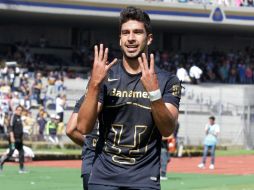 El delantero de Pumas, Eduardo Herrera manda un mensaje en solidaridad con los normalistas durante festejo. NTX / P. Sánchez