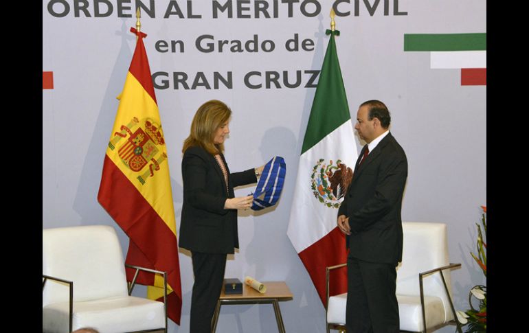 Navarrete recibió el honor de manos de la ministra Fátima Báñez. NTX / CORTESÍA