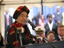 La presidenta de Liberia, Ellen Johnson Sirleaf, habla durante una ceremonia de bienvenida al barco de la armada holandesa. EFE / A. Jallanzo