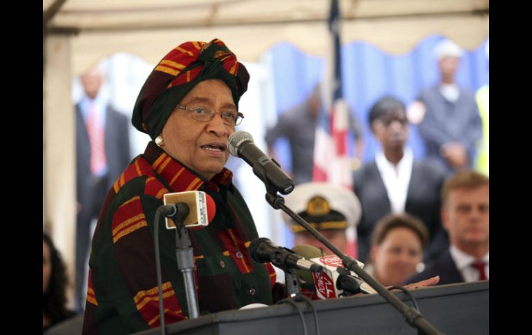 La presidenta de Liberia, Ellen Johnson Sirleaf, habla durante una ceremonia de bienvenida al barco de la armada holandesa. EFE / A. Jallanzo