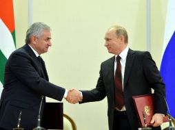 Pese a críticas de Georgia, Putin y el presidente de Abjasia firman acuerdos militares. EFE / A. Druginyn