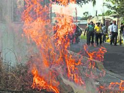 QUEMAN PAJA. Los maestros de la CETEG quemaron paja en uno de los accesos de la PGR, en Chilpancingo. SUN /