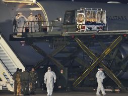 El médico contagiado a su llegada a la base aérea de Pratica di Mare. AFP /