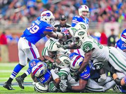 Aplastados. Los Bills dominaron la línea de golpeo en el juego frente a los Jets. AFP /