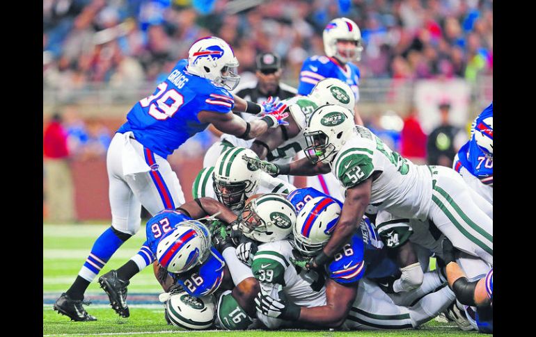 Aplastados. Los Bills dominaron la línea de golpeo en el juego frente a los Jets. AFP /