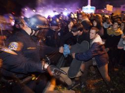 Manifestantes se enfrentan a la policía durante una protesta en Oakland, Estados Unidos. EFE / P. Dasilva