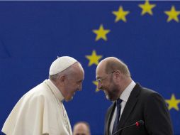 A su ingreso a la sede del Parlamento, el Pontífice es recibido por el presidente Martin Schulz. EFE / A. Medichini