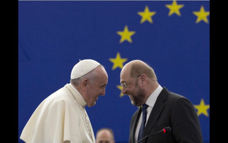 A su ingreso a la sede del Parlamento, el Pontífice es recibido por el presidente Martin Schulz. EFE / A. Medichini