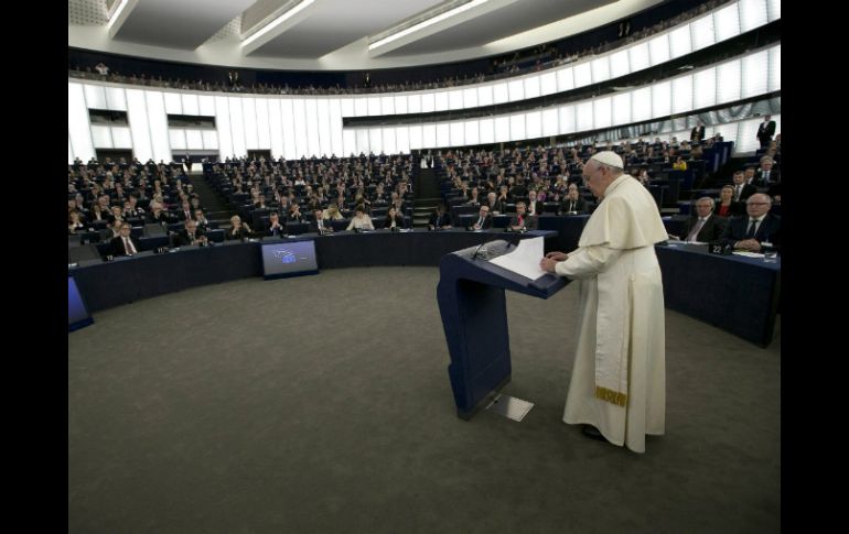 El Papa dice que existe una impresión general ''de una Europa anciana que ya no es fértil ni vivaz'', ante el Parlamento europeo. EFE / A. Medichini