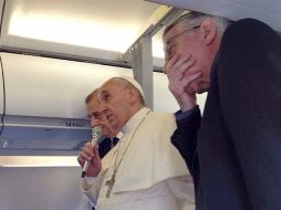 El Papa Francisco conversa con los periodistas en el avión en el que ha regresado a Roma tras su visita al Parlamento Europeo. EFE / J. Alonso