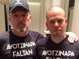 Residente habla sobre los normalistas desaparecidos en los Grammy Latinos y muestra una playera negra con una frase relacionada. FACEBOOK / Calle13 oficial