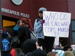 Manifestantes se reúnen a las afueras de la del Departamento de Policía de Minneapolis. AP / J. Mone