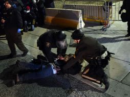 La policía arresta a un manifestante durante las protestas en Ferguson, Missouri. AFP /