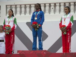 La atleta cubana Rose Mary Almanza gana la competencia de 800 metros femenil. MEXSPORT / D. Leah