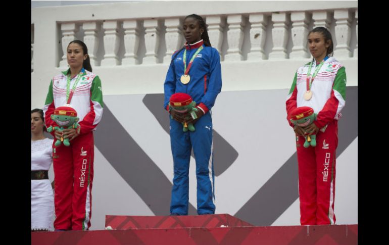 La atleta cubana Rose Mary Almanza gana la competencia de 800 metros femenil. MEXSPORT / D. Leah