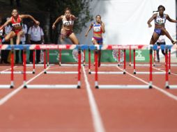 Detrás de la atleta, estuvo la venezolana Magdalena Mendoza y la cubana Zurian Hecheverria. EFE / M. Castillo.