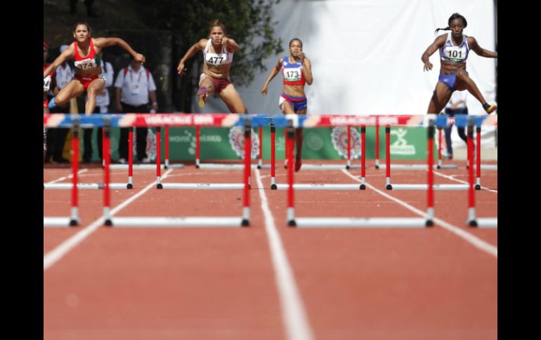 Detrás de la atleta, estuvo la venezolana Magdalena Mendoza y la cubana Zurian Hecheverria. EFE / M. Castillo.