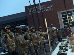 Soldados de la Guardia Nacional velan en la estación de policía en Ferguson, Missouri tras los hechos violentos. AFP / J. Samad