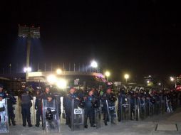 Elementos de la Secretaría de Seguridad Pública del DF resguardan el estadio Azteca. MEXSPORT / B. Maldonado