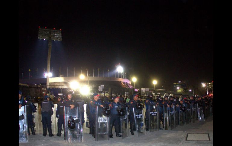 Elementos de la Secretaría de Seguridad Pública del DF resguardan el estadio Azteca. MEXSPORT / B. Maldonado