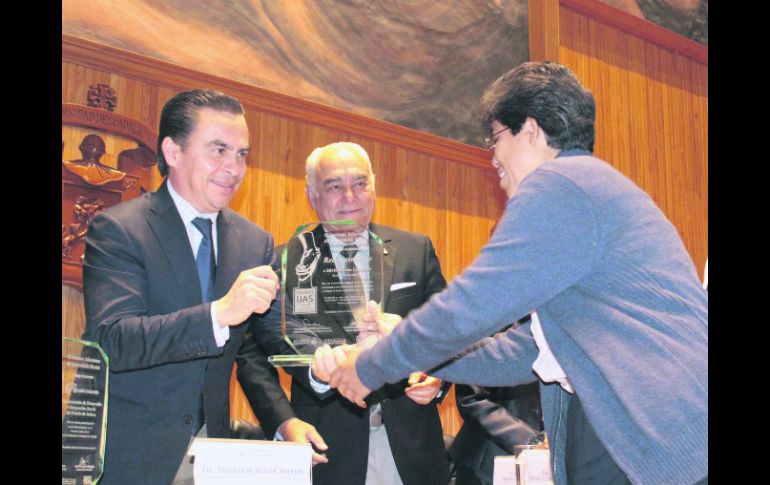 Galardonada. Silvia Susana Lúa, Benefactor Social, recibiendo el Premio IJAS de manos de Salvador Rizo Castelo y Leopoldo Montelongo. EL INFORMADOR /