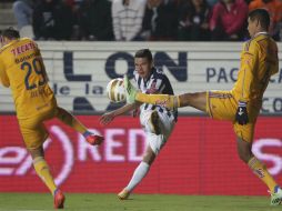 Hugo Ayala e Irving Lozano en el partido de cuartos de final de la Liga MX. AFP / V. Straffon.