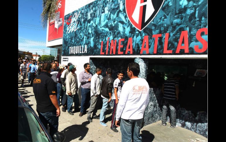 Los aficionados rojinegros salieron ayer en busca de los boletos para el juego de vuelta del próximo domingo. EL INFORMADOR / E. Barrera