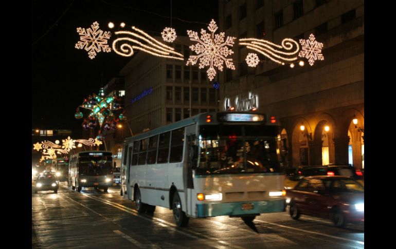 Los árboles, moños y luces volverán a iluminar la capital tapatía. EL INFORMADOR / ARCHIVO