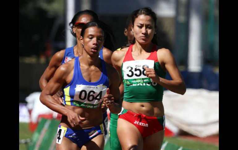 Cris Guevara cerró la última curva en los 200 metros con aspiración de un oro, pero su reacción fue tardía. NTX / G. Duran