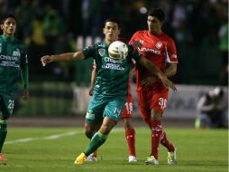 Disputan el esférico Isaac Díaz de Jaguares y Jorden Silva de Toluca en el Estadio Víctor Manuel Reyna. AFP / V. Straffon