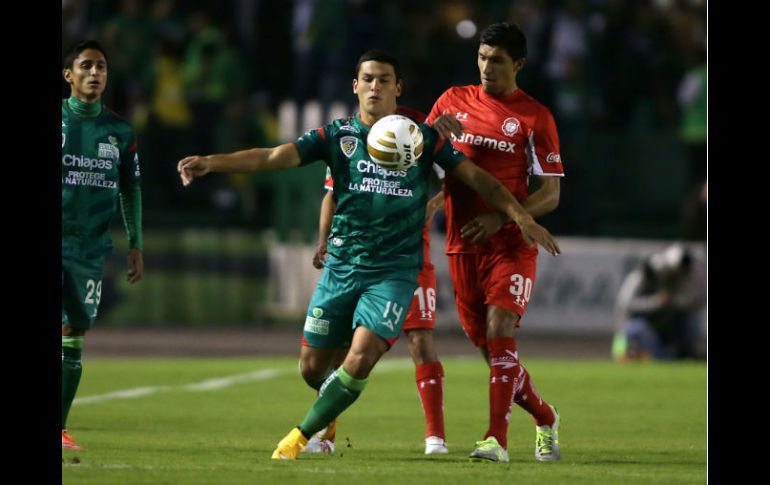 Disputan el esférico Isaac Díaz de Jaguares y Jorden Silva de Toluca en el Estadio Víctor Manuel Reyna. AFP / V. Straffon