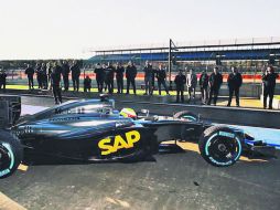 El McLaren MP4-29H con el nuevo motor Honda, pasó la mayor parte de las dos jornadas de pruebas en el garaje por problemas eléctricos. ESPECIAL /